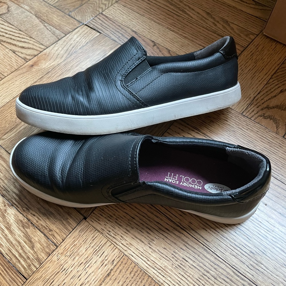 Black flat sneakers. Size 8.
